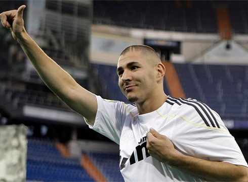 Karim Benzema presentation in Real Madrid in 2009, holding the club badge