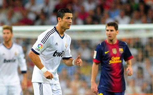 Cristiano Ronaldo crossing in front of Lionel Messi, in Barça vs Real Madrid, in 2012-2013