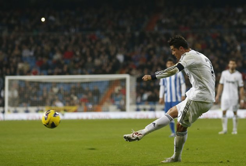 Cristiano Ronaldo free-kick goal in Real Madrid 4-3 Real Sociedad, in La Liga 2012-2013