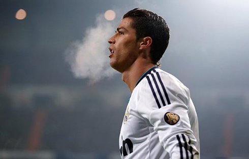 http://www.ronaldo7.net/news/2013/01/cristiano-ronaldo-617-wallpaper-during-a-winter-soccer-game-for-real-madrid-in-2013.jpg