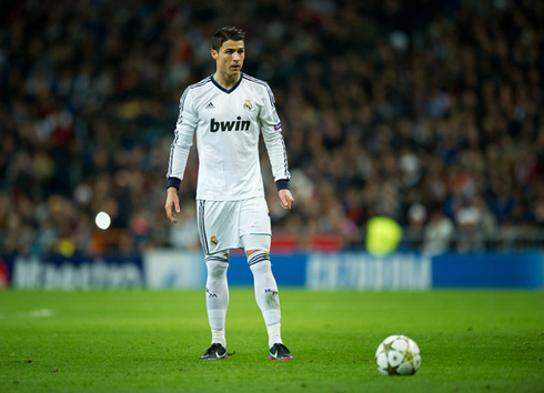 Cristiano Ronaldo free-kick stance preparation, in Real Madrid 2013