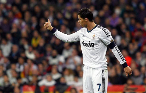 Cristiano Ronaldo putting his thumbs up, in Clasico Real Madrid vs Barcelona, while wearing the team's captain armband, in 2013