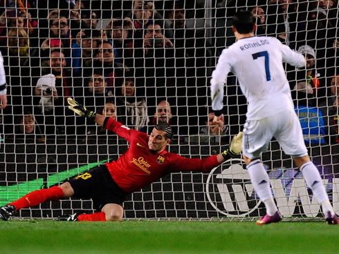 Cristiano Ronaldo beating Pinto with a penalty-kick conversion, in Barcelona 1-3 Real Madrid, for the Copa del Rey 2013