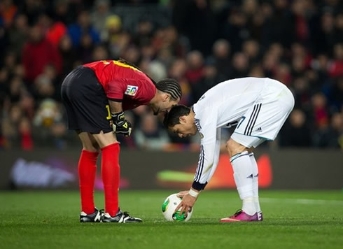 Cristiano Ronaldo putting the ball on the penalty-kick spot, while being disturbed by Barcelona goalkeeper Pinto, in 2013