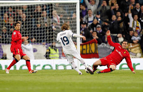 Luka Modric long range shot and goal for Real Madrid, against Mallorca, in La Liga 2013