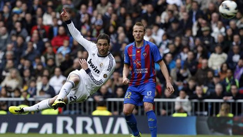 Gonzalo Higuaín stunning volley goal, in Real Madrid vs Levante in 2013