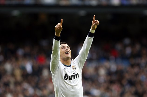 Cristiano Ronaldo raising his two arms and fingers, in Real Madrid win against Levante by 5-1