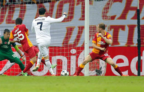 Cristiano Ronaldo second goal in Galatasaray 3-2 Real Madrid, in 2013