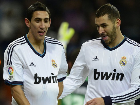 Angel Di María hiding the blal under his belly, with Benzema on his side
