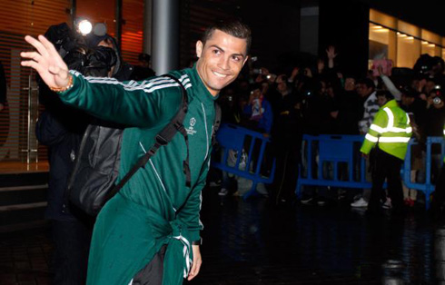 Cristiano Ronaldo arriving to Madrid and being greeted by Real fans in 2013
