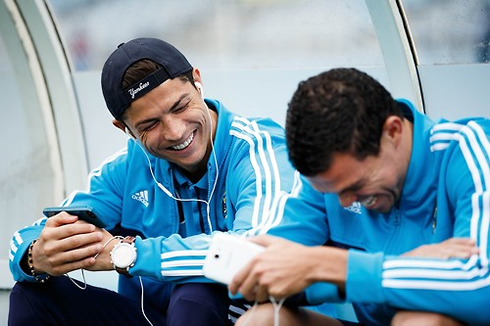 cristiano-ronaldo-677-laughing-with-pepe-in-real-madrid-bench-in-2013.jpg