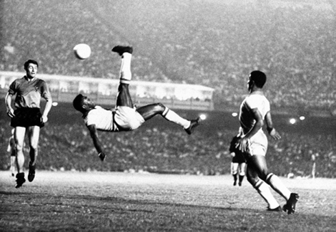 Pelé famous bicycle kick in the 60s
