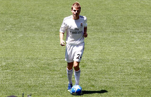 http://www.ronaldo7.net/news/2013/07/689-asier-illarramendi-wearing-the-new-real-madrid-jersey-for-2013-2014-number-24.jpg