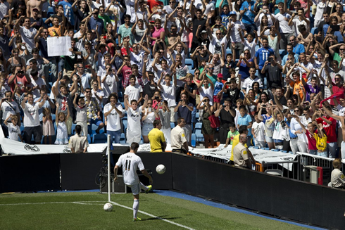 Gareth Bale kicking a ball to the fans and supporters at the Santiago Bernabéu, in his welcome presentation