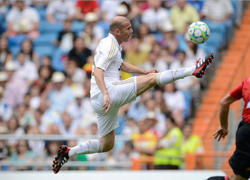 Zinedine Zidane perfect ball control in the air