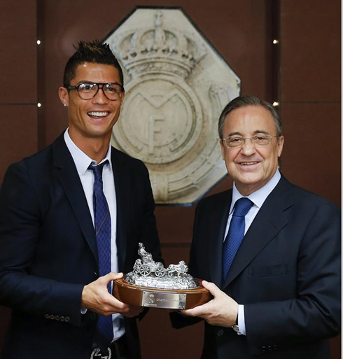 Cristiano Ronaldo with glasses, holding a trophy with the president Florentino Pérez