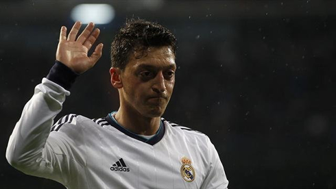 Mesut Ozil waving goodbye gesture in Real Madrid