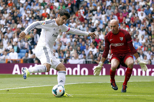 Alvaro Morata trying to beat Willy Caballero, in Real Madrid vs Malaga