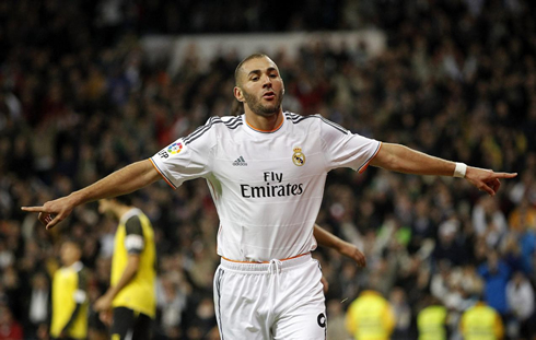 Karim Benzema goal celebration in Real Madrid 7-3 Sevilla