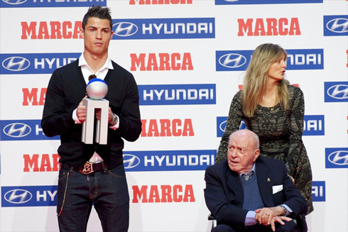 Cristiano Ronaldo holding La Liga best player trophy, next to Di Stéfano