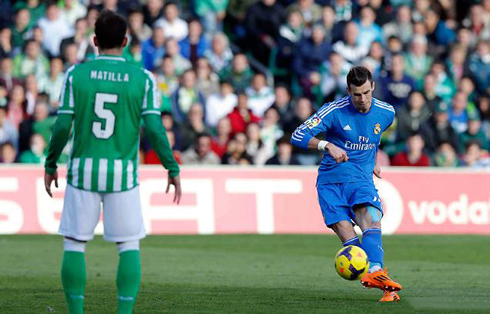 Gareth Bale scores for Real Madrid, from a free-kick set piece