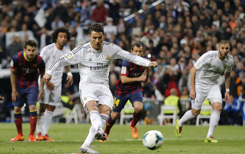 Cristiano Ronaldo scoring a penalty-kick in Real Madrid 3-4 Barcelona for the Spanish League