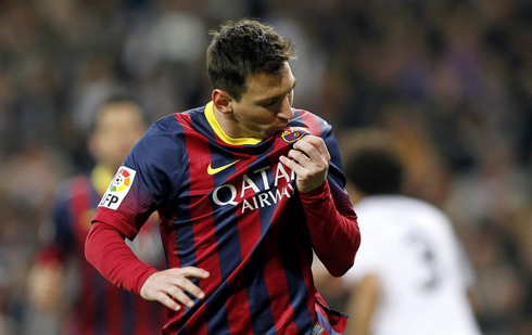 809-lionel-messi-showing-his-love-for-barcelona-in-clasico-vs-real-madrid-by-kissing-the-club-badge-after-completing-hat-trick.jpg