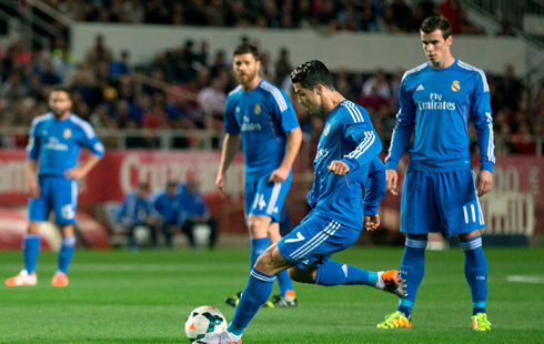 Cristiano Ronaldo free-kick goal in Sevilla 2-1 Real Madrid, with Bale watching