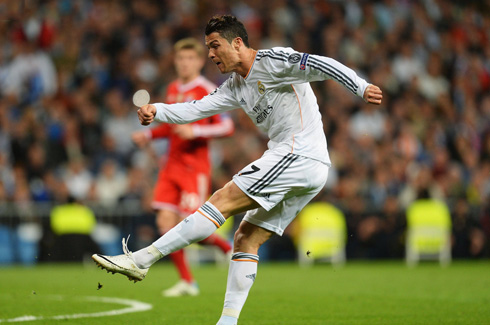 Cristiano Ronaldo shooting with his left foot