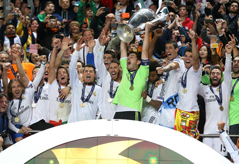 Iker Casillas raising La Decima Champions League trophy for Real Madrid, in 2014