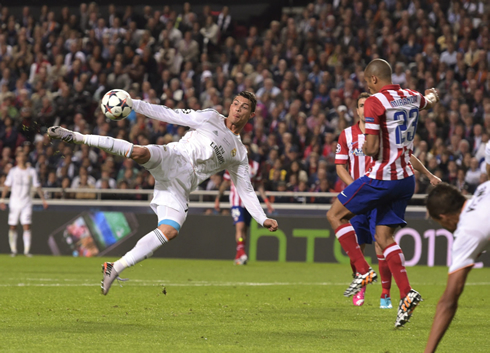 Cristiano Ronaldo acrobatic shot in Real Madrid vs Atletico Madrid