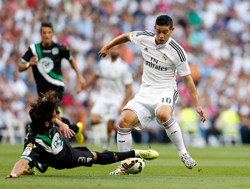 James Rodríguez fighting for the ball, in Real Madrid vs Cordoba