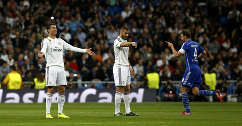 Cristiano Ronaldo complains with his teammates in Real Madrid defense