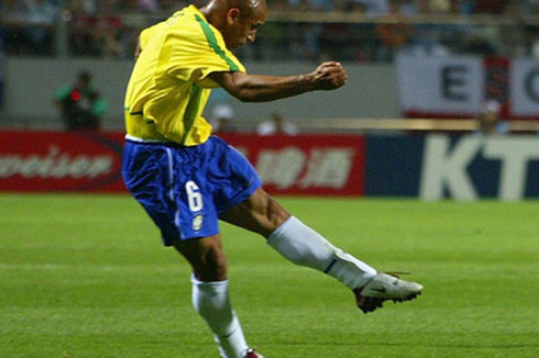 Roberto Carlos left foot shot