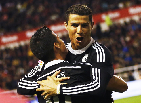Cristiano Ronaldo hugs James Rodríguez in Rayo Vallecano 0-2 Real Madrid