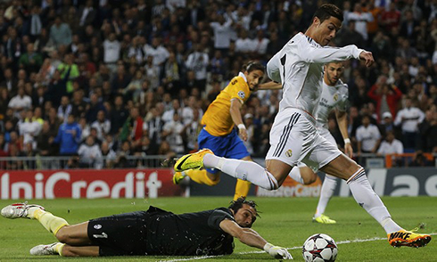Cristiano Ronaldo dribbling past Buffon in a Real Madrid vs Juventus clash