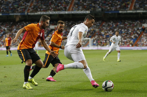 Cristiano Ronaldo passing the ball to Marcelo