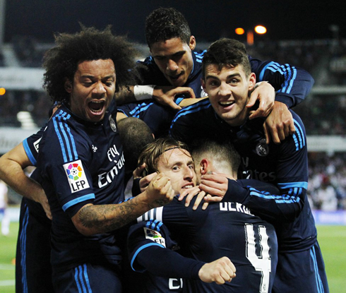 Real Madrid players celebrate Modric winning goal in Granada