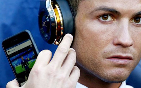 Cristiano Ronaldo holding his smart phone