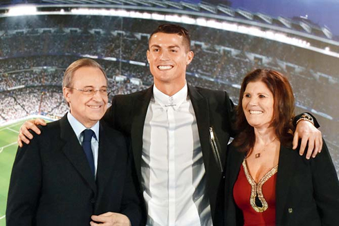 Florentino Pérez next to Cristiano Ronaldo and his mother Dolores Aveiro
