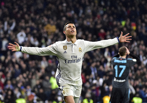 Cristiano Ronaldo opens his arms to Real Madrid fans at the Bernabéu in 2017