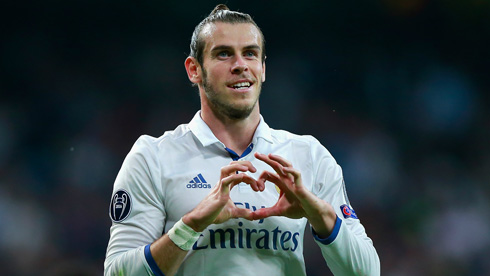 Gareth Bale heart gesture with his fingers