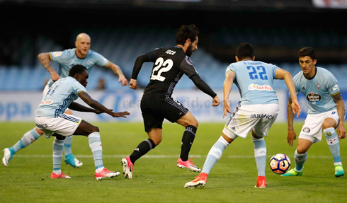 Isco surrounded by opponents in a game for Real Madrid