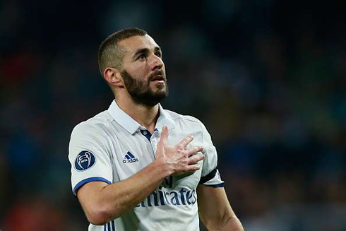 Karim Benzema tapping his chest in Real Madrid