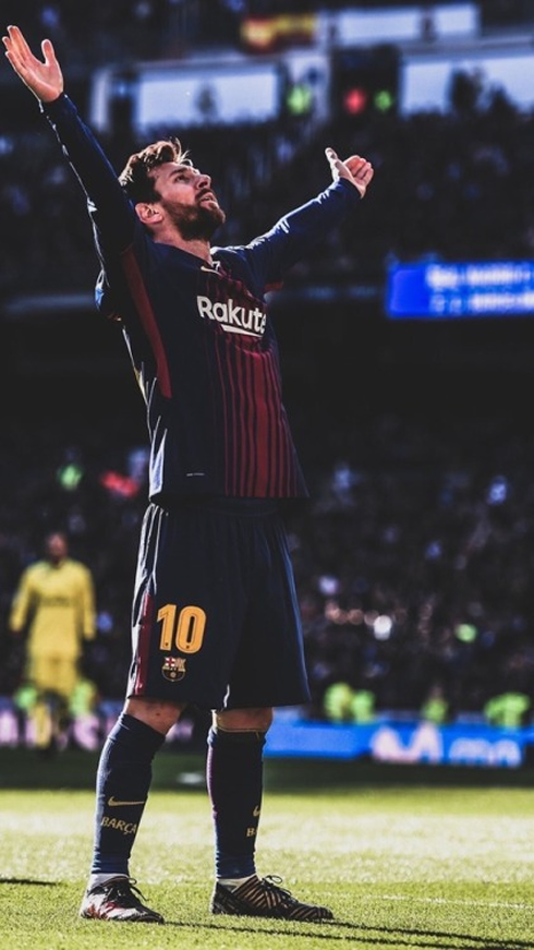 Lionel Messi standing celebration at the Bernabéu in Real Madrid 0-3 Barcelona in 2017