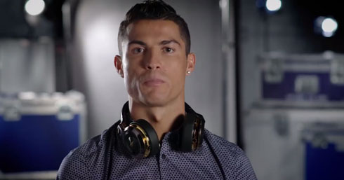 Ronaldo with his headset before a poker game