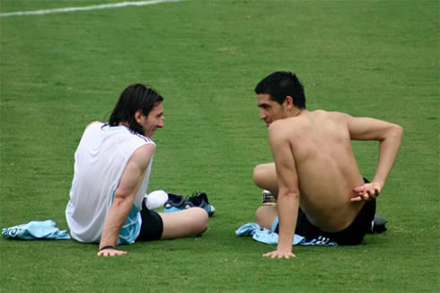 Riquelme and Lionel Messi talking to each other, in the Argentinian National Team