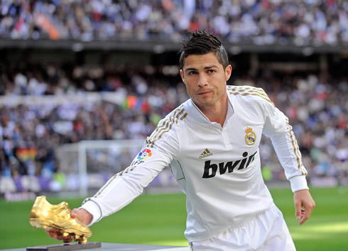 Cristiano Ronaldo presenting the Golden Boot trophy, in the Santiago Bernabéu
