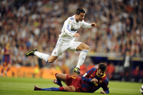 Cristiano Ronaldo dribbling Gerard Piqué in Real Madrid vs Barcelona