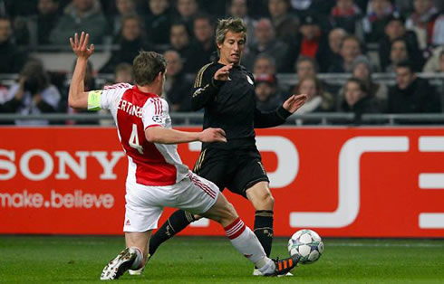 Fábio Coentrão dribbling a defender in Ajax vs Real Madrid